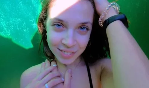 Русский пикапер познакомился с девкой на пляже и вздрючил ее в кабинке