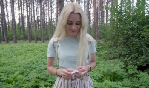 Русский пикапер развел красотку в лесу на жаркий секс и кончил на ее трусики