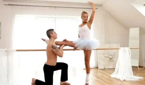 Хрупкая балерина сношается прямо у станка со своим партнером по танцам